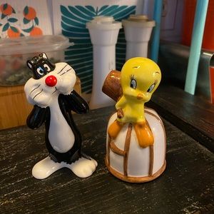 Warner Brothers Looney Tunes Sylvester and Tweety Bird salt and pepper shakers.